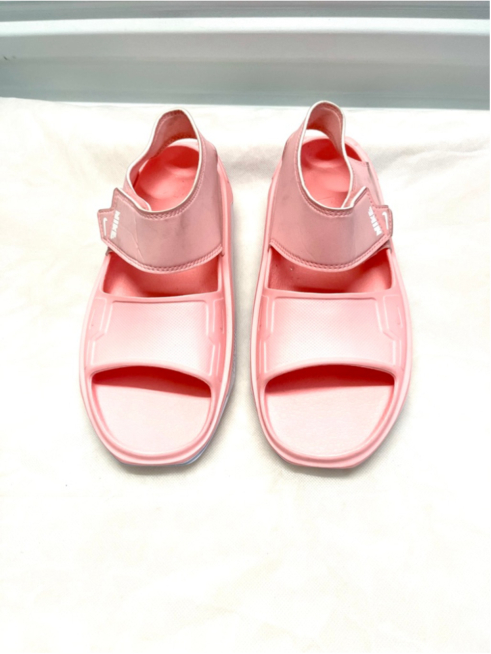 Nike Playscape (GS) Sandals in the "Arctic Punch" pink color size 7y